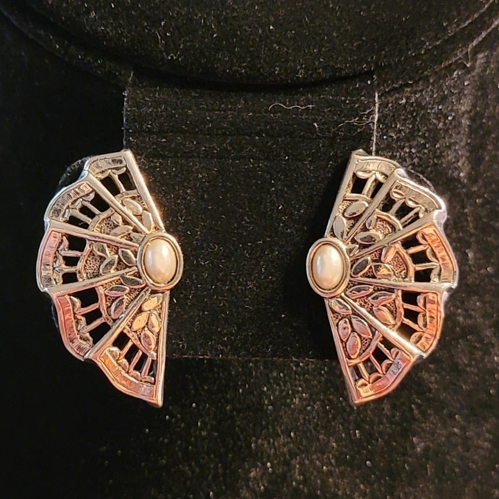Vintage Silvertone Fan Earrings with Faux Pearl - Pierced - Picture 4 of 4